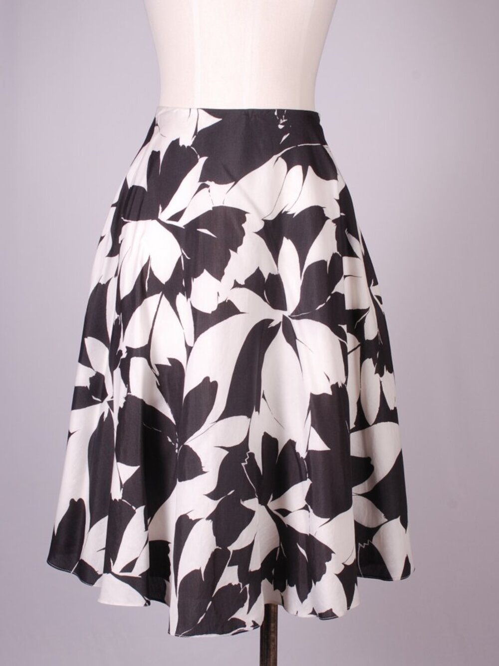 EUC Due' Per Due' Silk and Linen Blend Black and White Floral Skirt, Sz - 8P